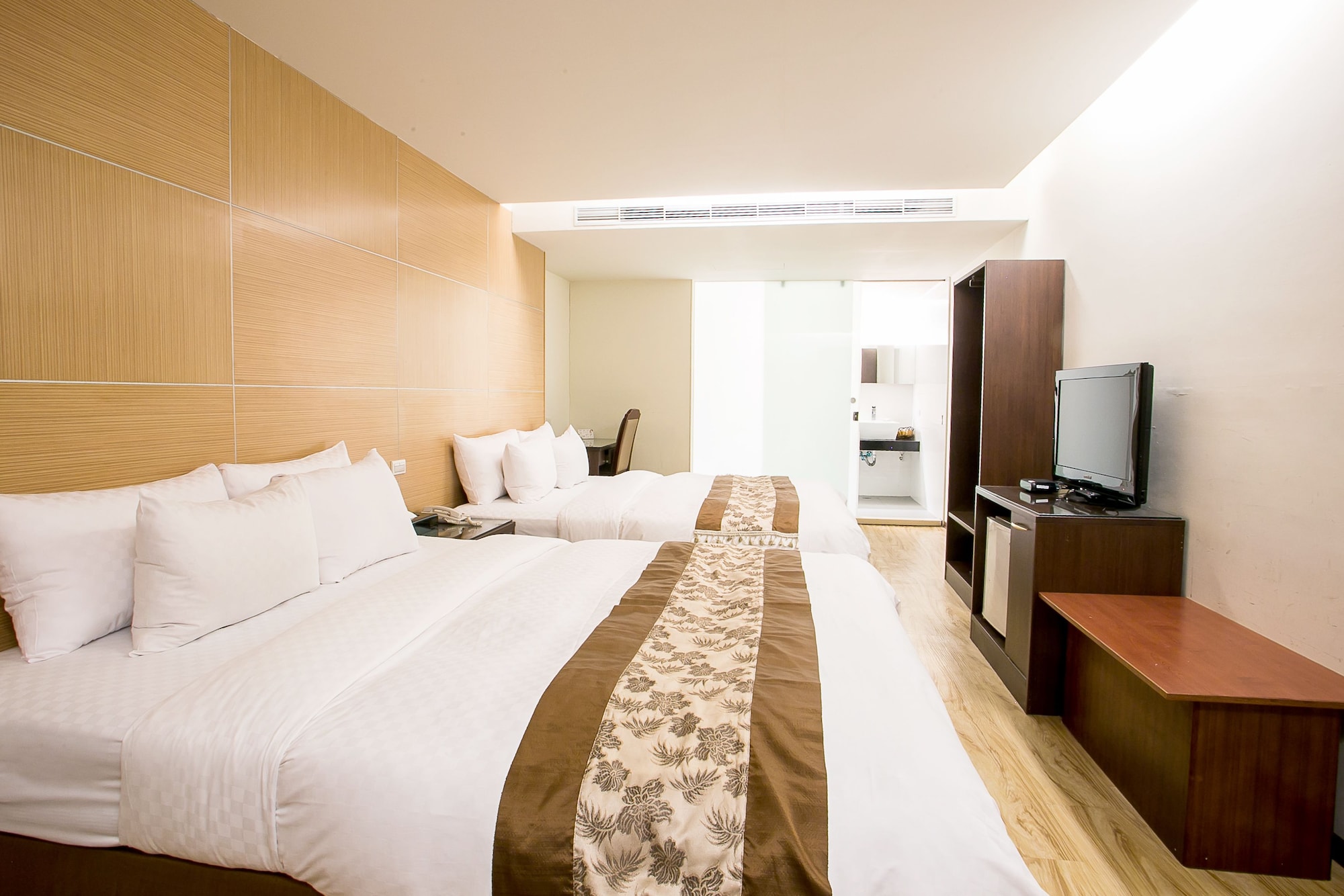 Family, 2 King Beds, No Window