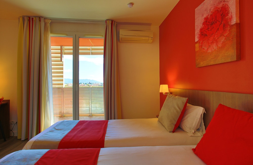 COMFORT, STUDIO, TWIN BEDS, KITCHENETTE