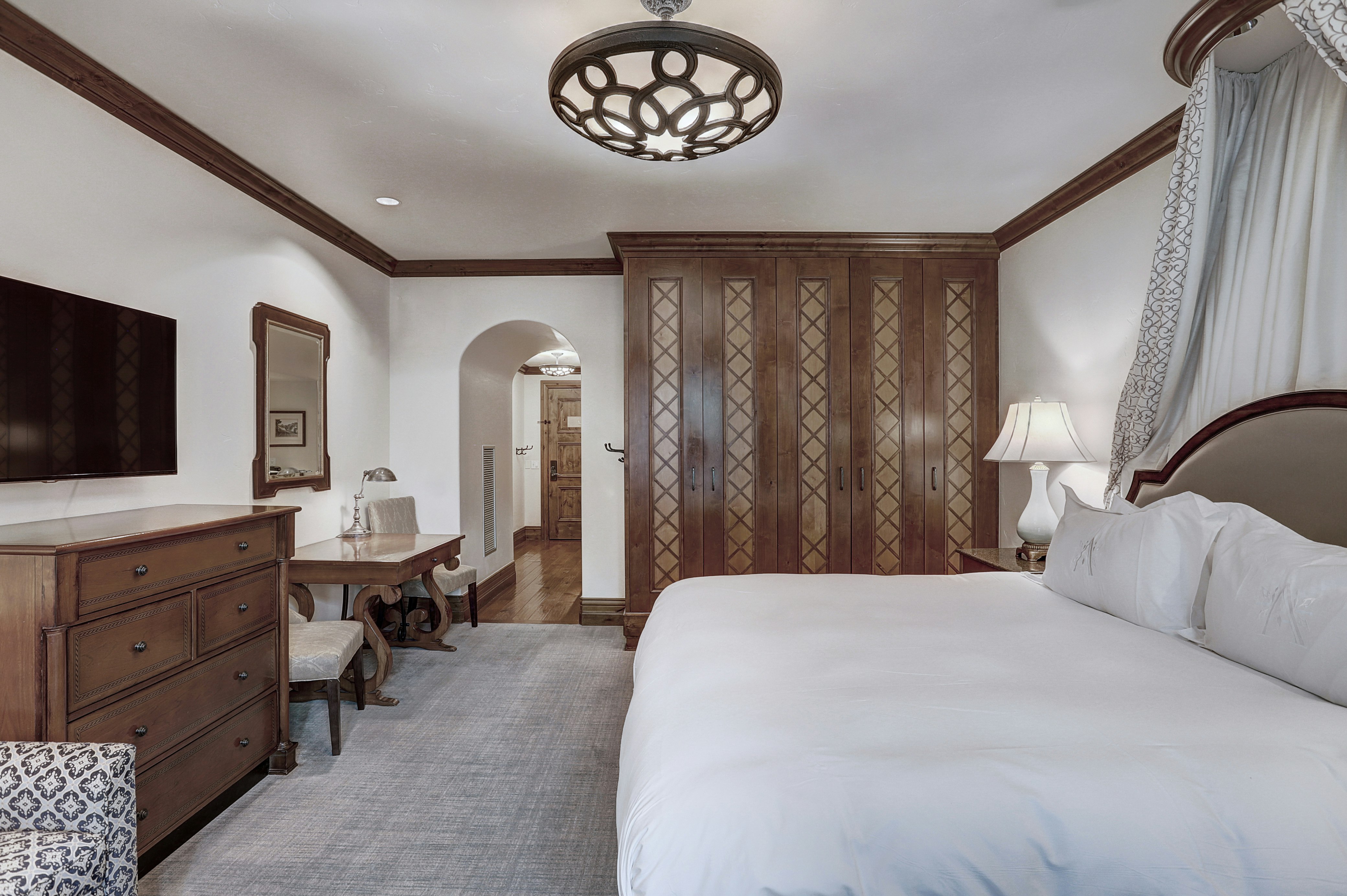 DELUXE, KING BED