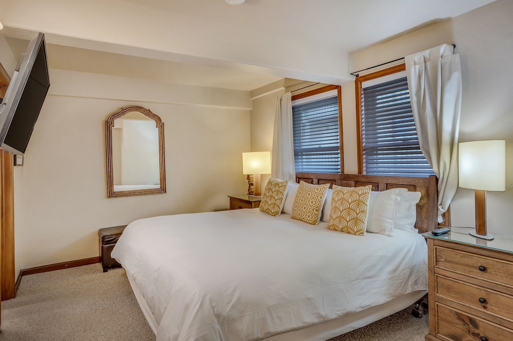 Laurelwood A Destination Residence 12/76