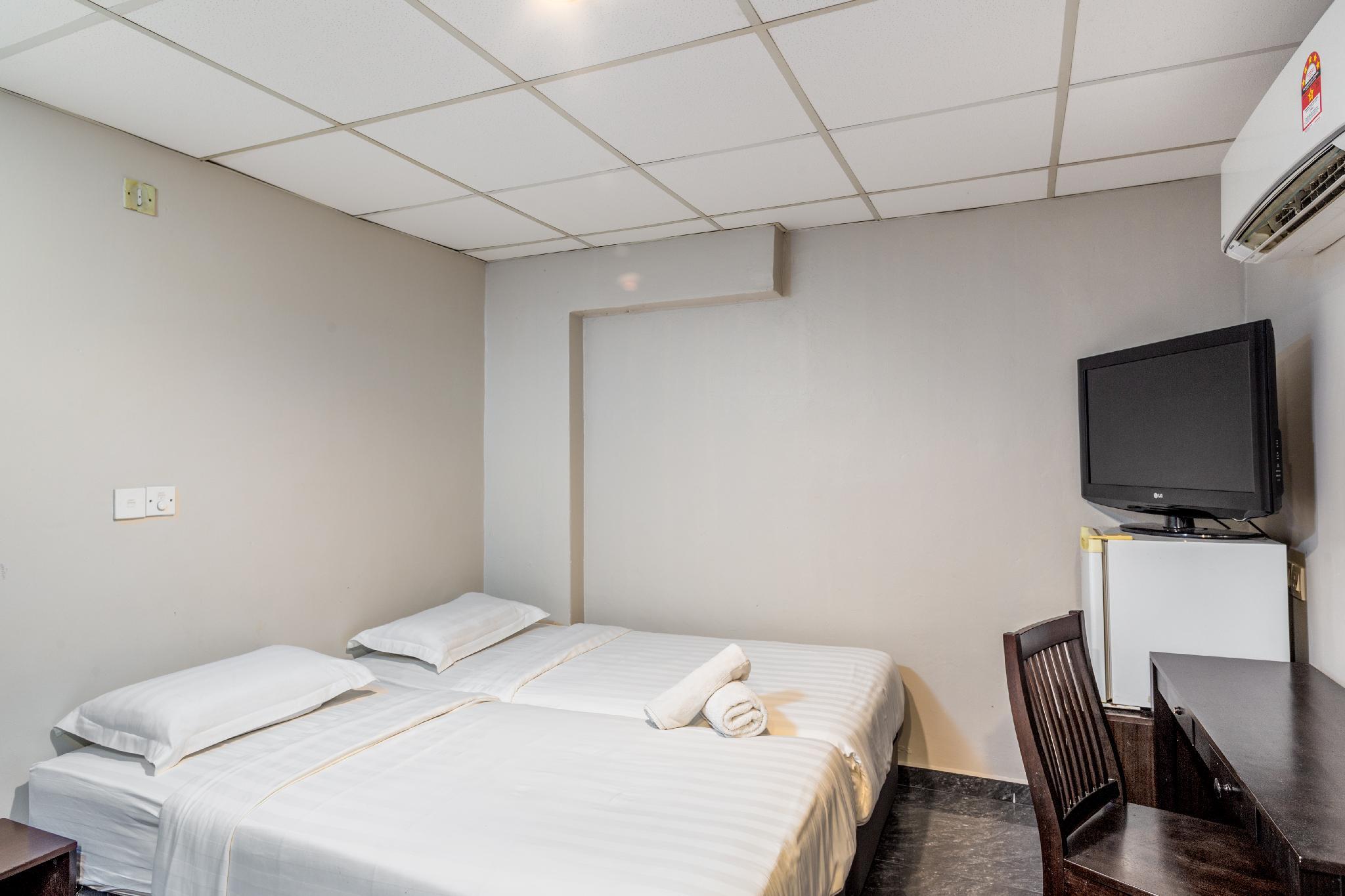 DELUXE, TWIN BEDS, NO WINDOW