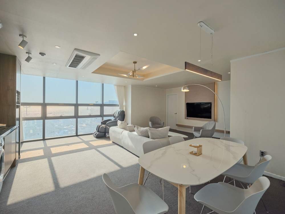 UH Suite The Haeundae 58/64