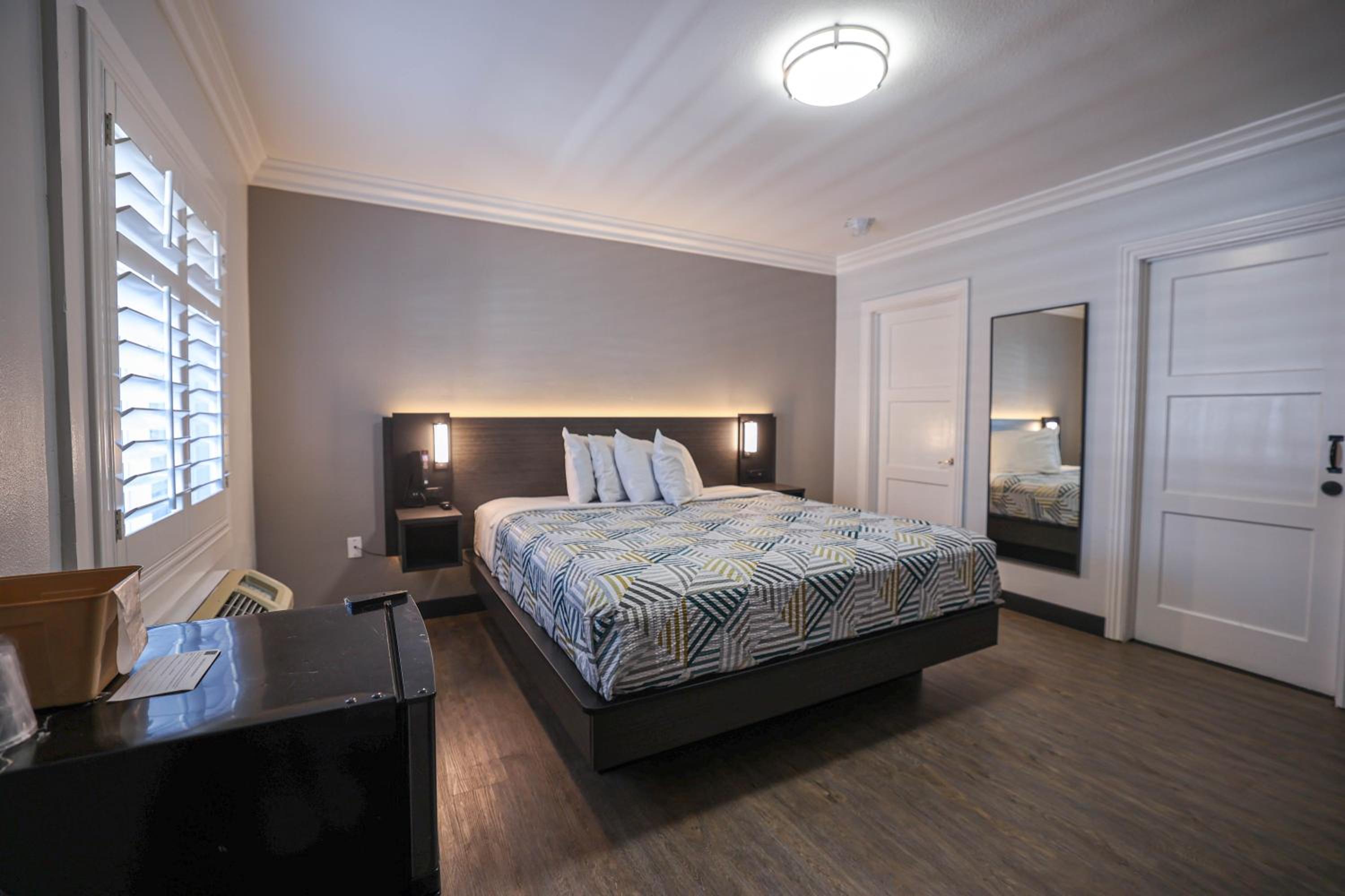 1 Queen Bed - Non-Smoking, Micfridge