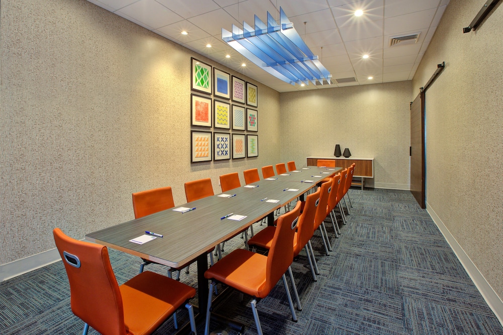 Holiday Inn Express Suites New Castle 57/62