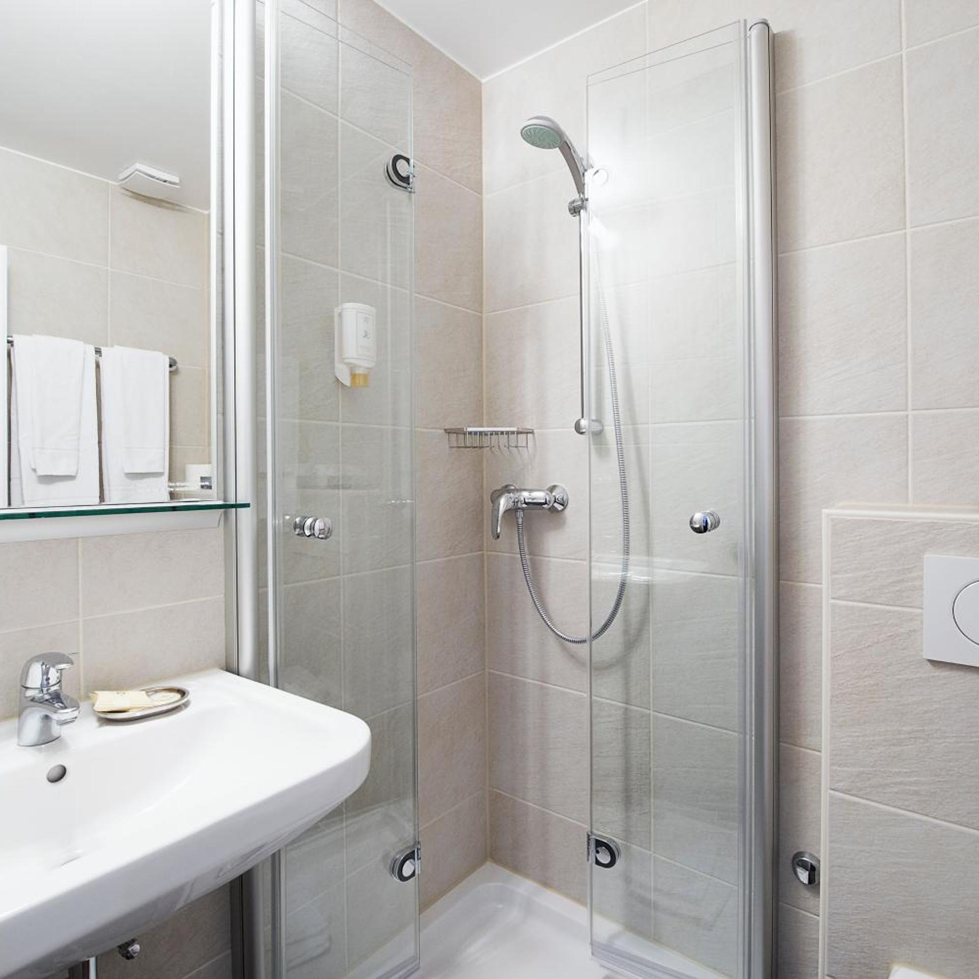 غرفة مفردة، Neufeld Hotel 3/9