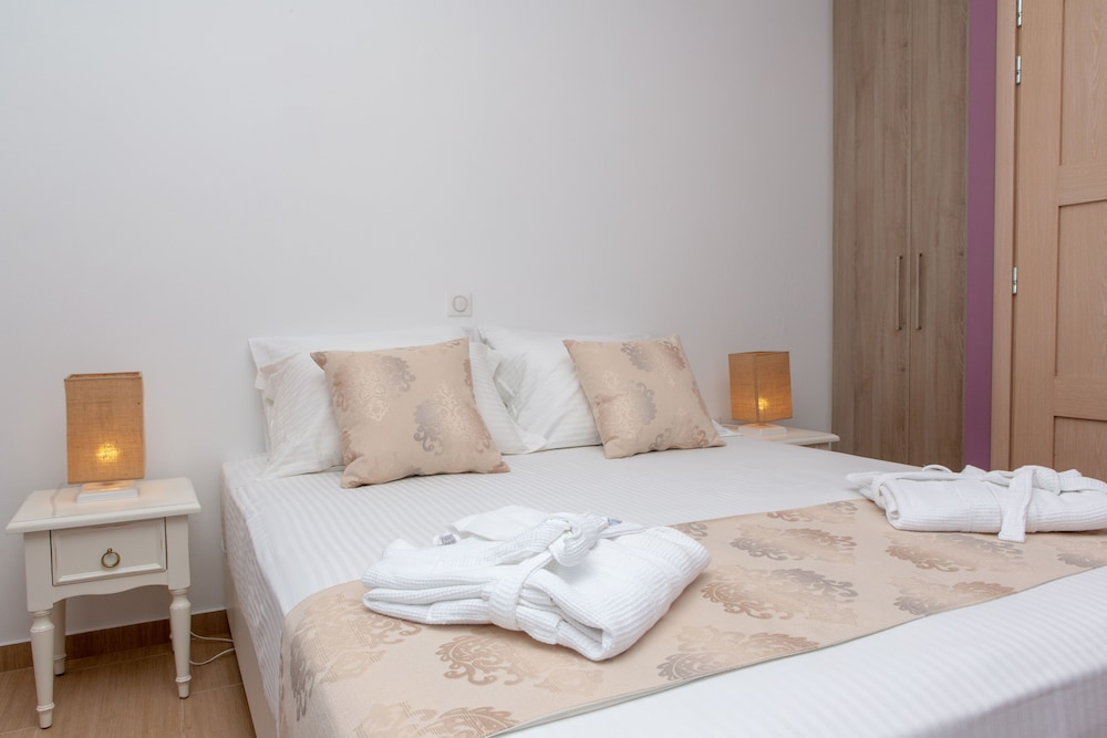 Sun and Moon Villas and Suites 27/72