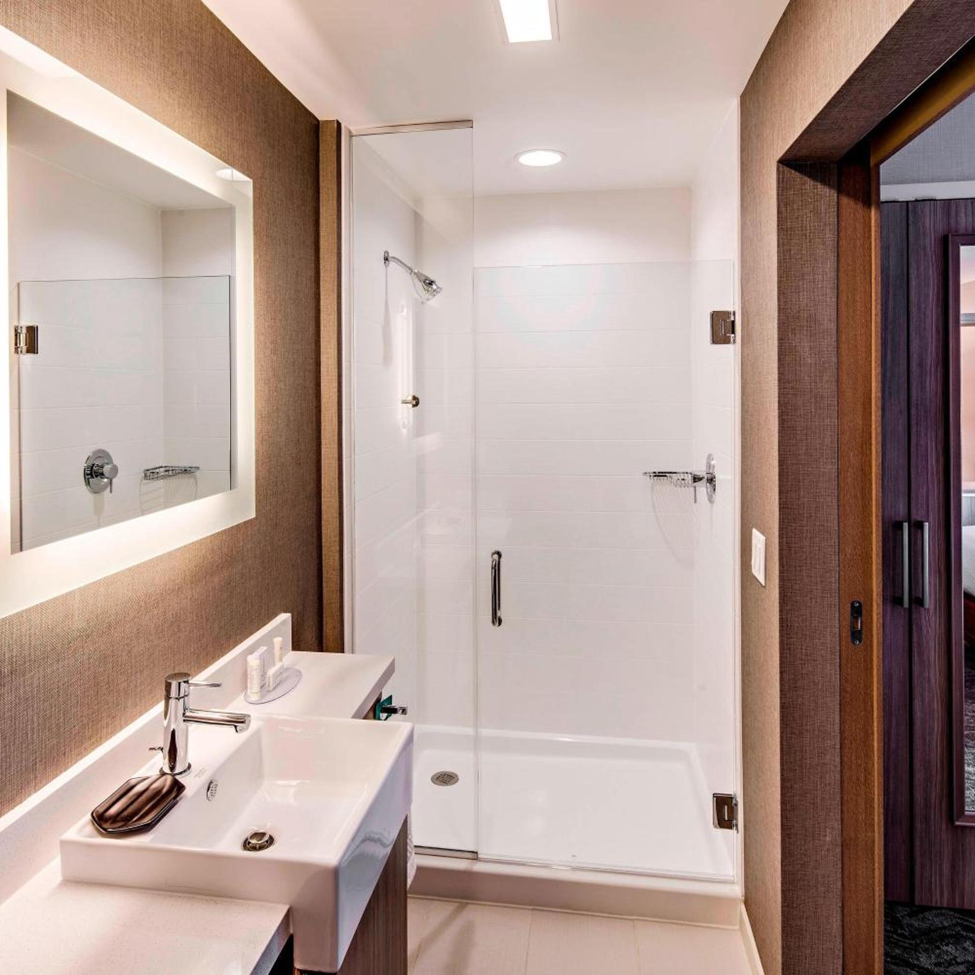 جناح بسرير كينج مع سرير سحّاب إضافي مع أريكة بحوض استحمام لذوي الإعاقة، Springhill Suites Dayton Vandalia 3/4