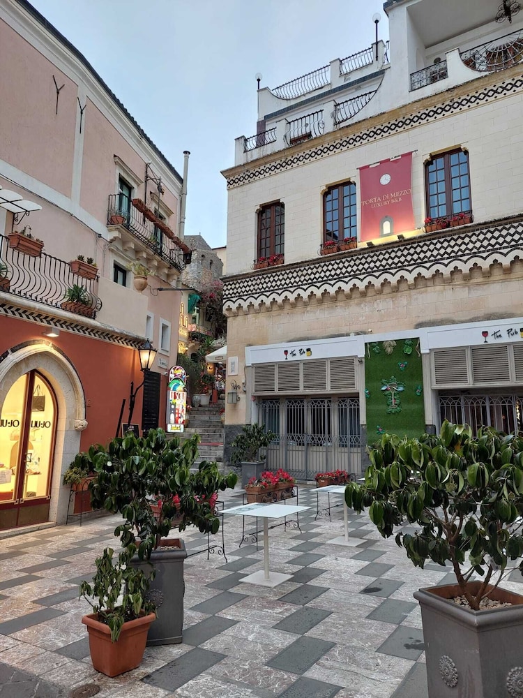 Porta Di Mezzo Luxury B And B 28/38