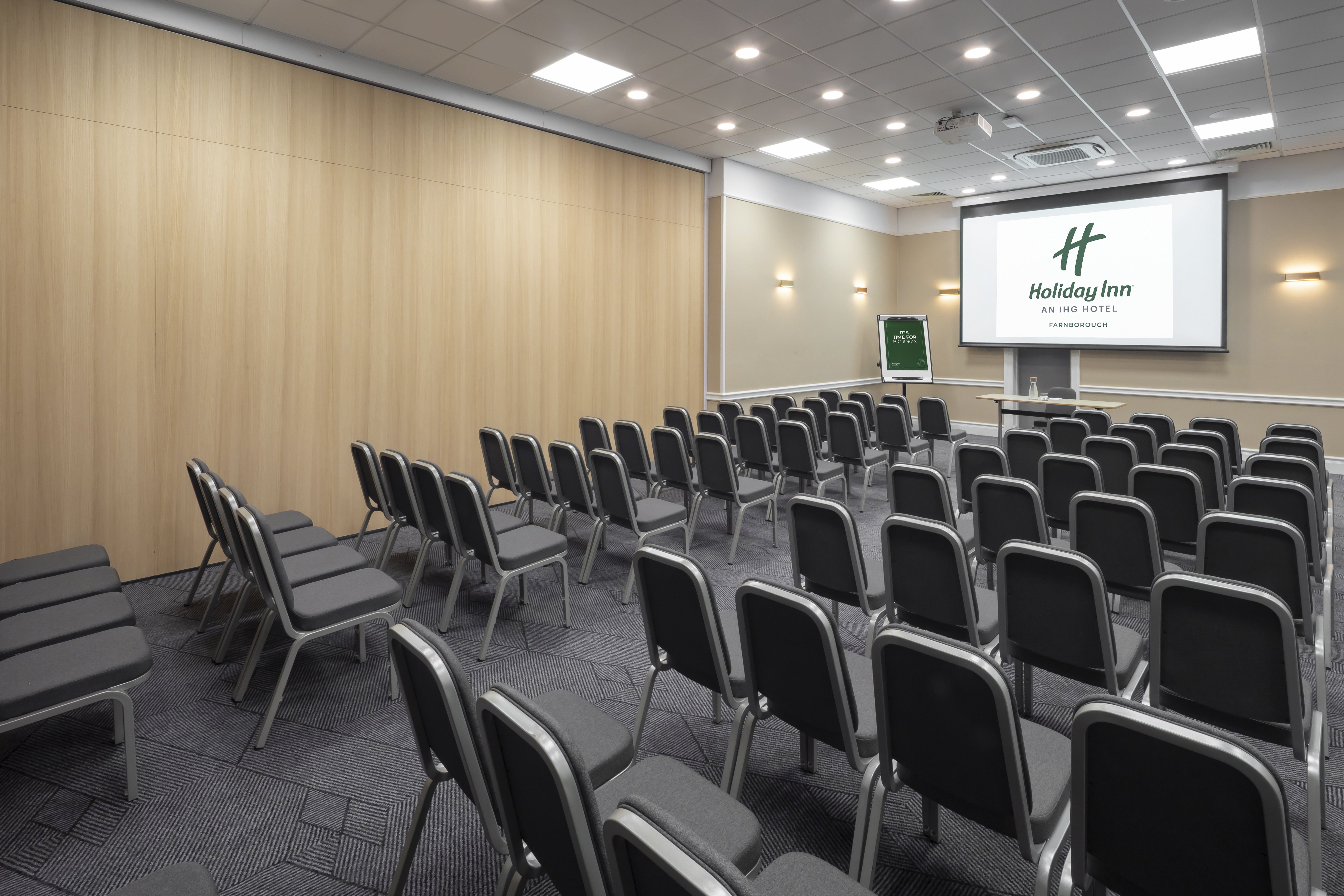 Holiday Inn Farnborough by IHG 60/74