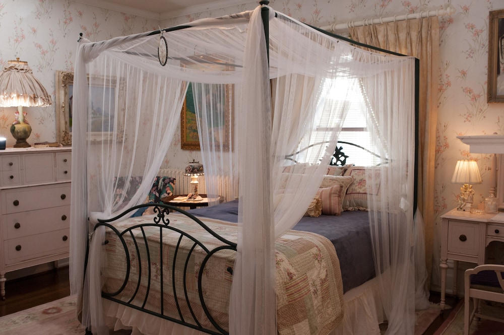 South Broadway Manor Bed and Breakfast 21/72