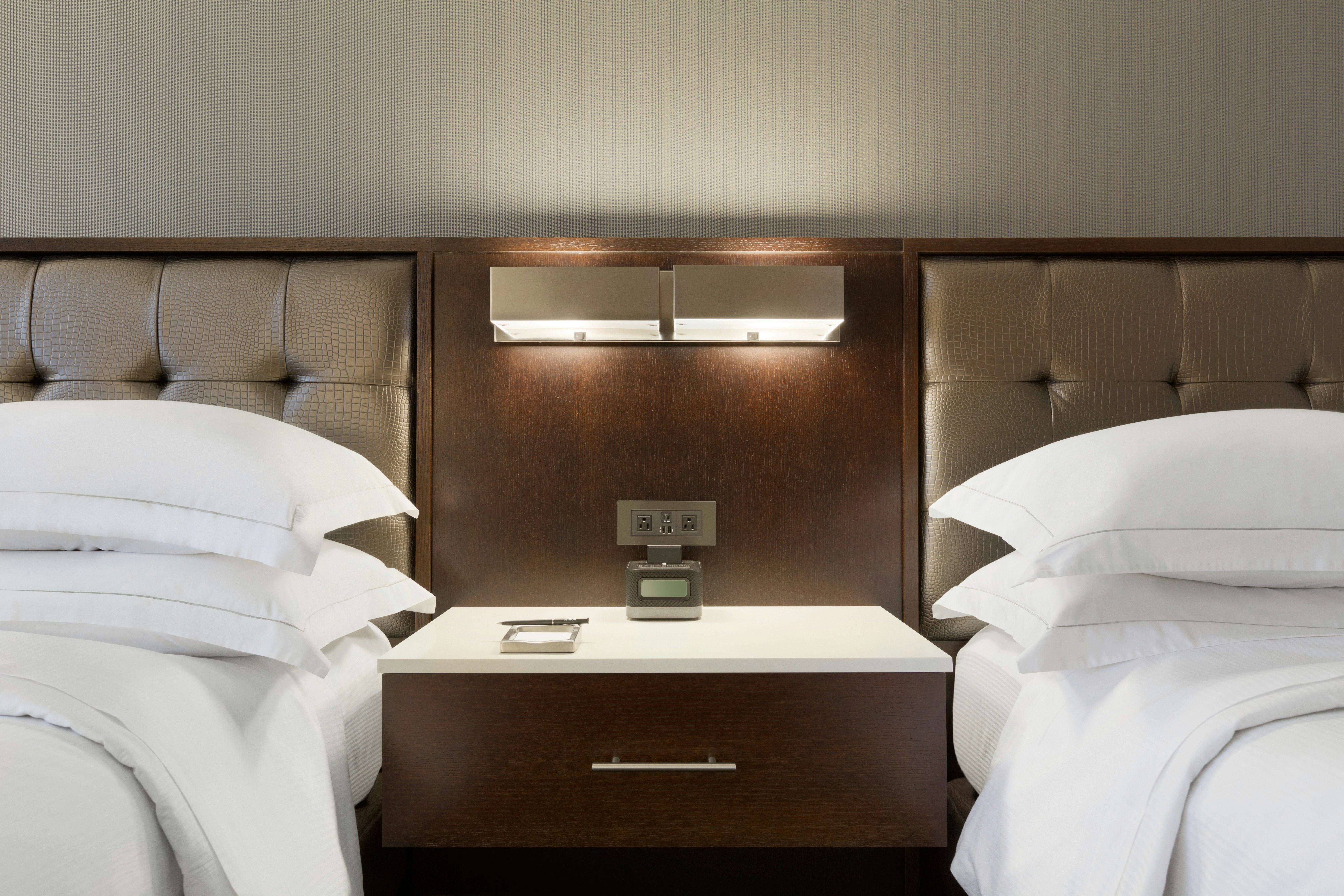DELUXE, 2 DOUBLE BEDS