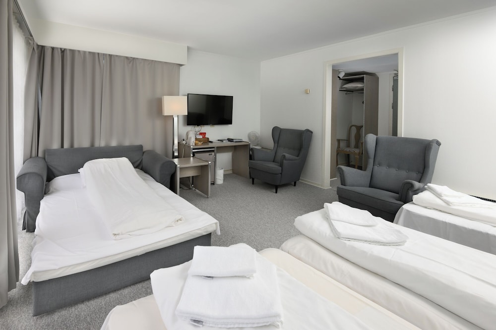 Revsnes Hotell 8/48