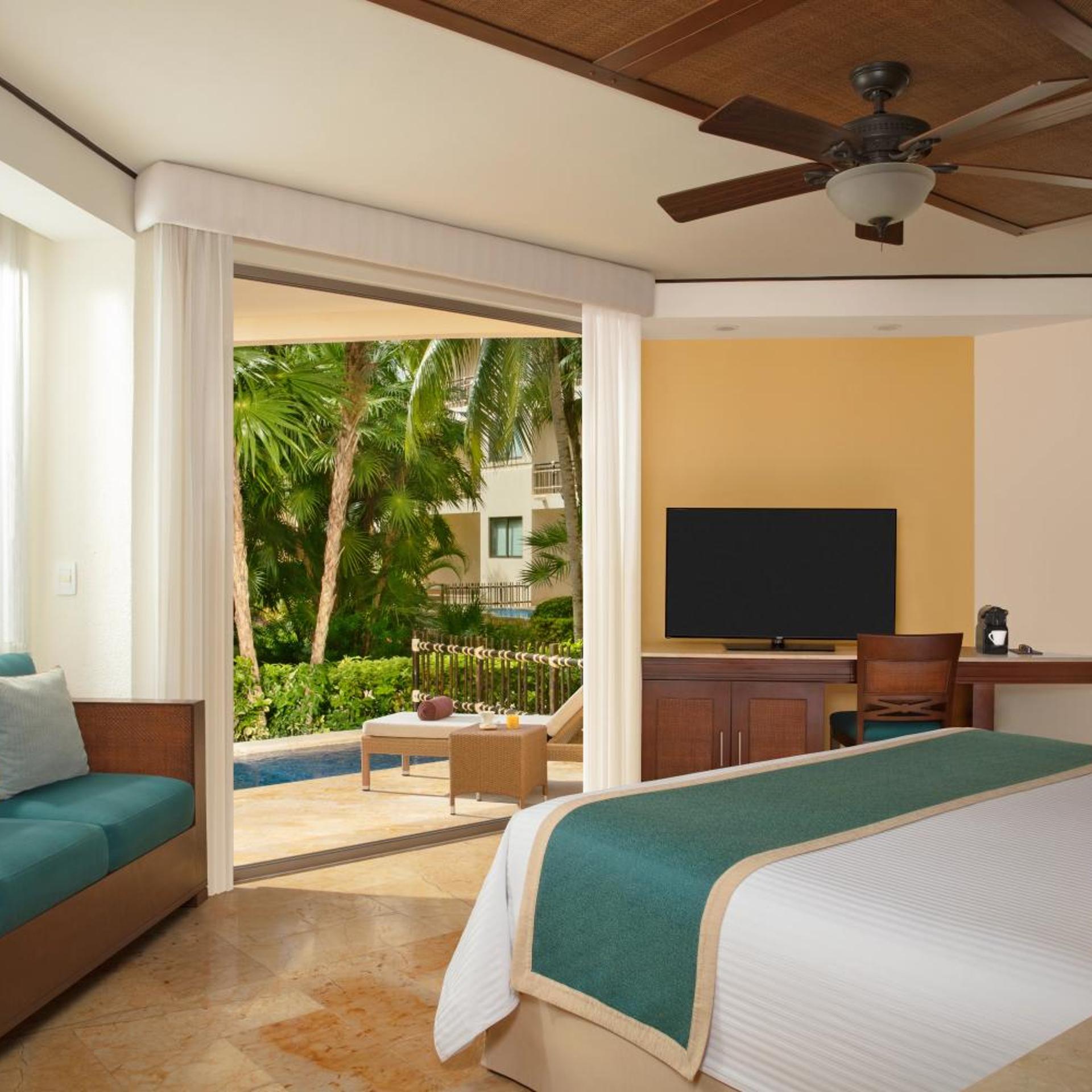 Preferred Club, King Bed, Outdoor Jetted Tub, Plunge Pool