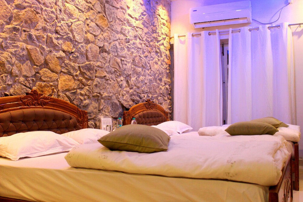 Hotel Toppers Corner Mount Abu 16/67