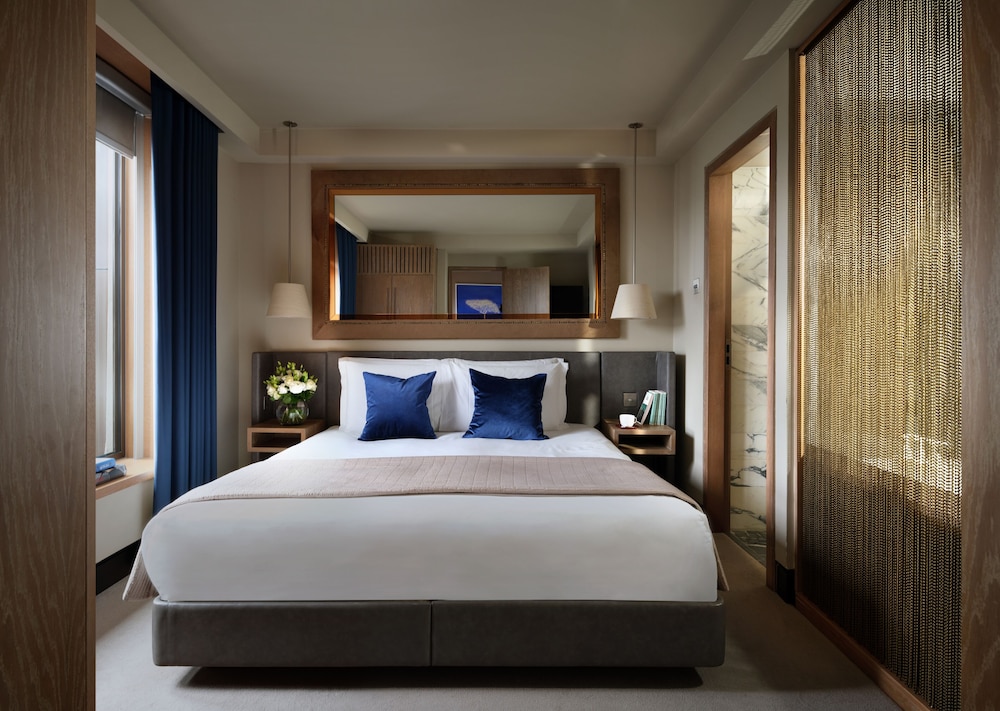 SIGNATURE, SUITE, CITY VIEW, BALCONY