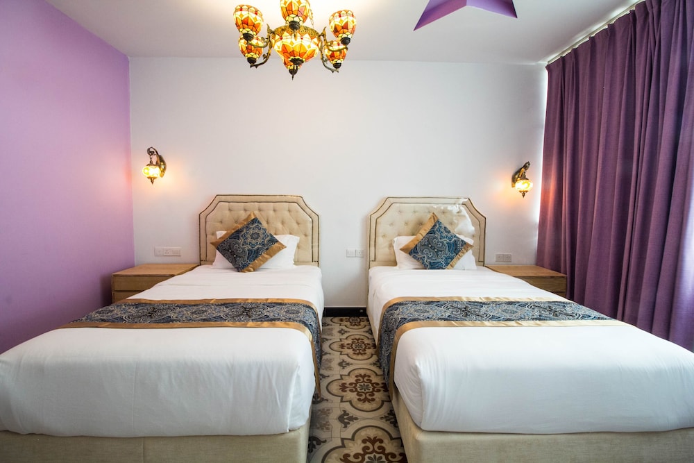 ROOM, TWIN BEDS