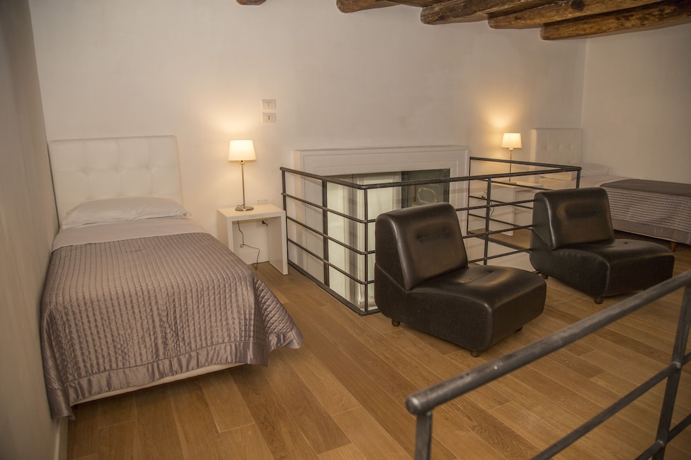 SANTA CHIARA BOUTIQUE HOTEL 56/73