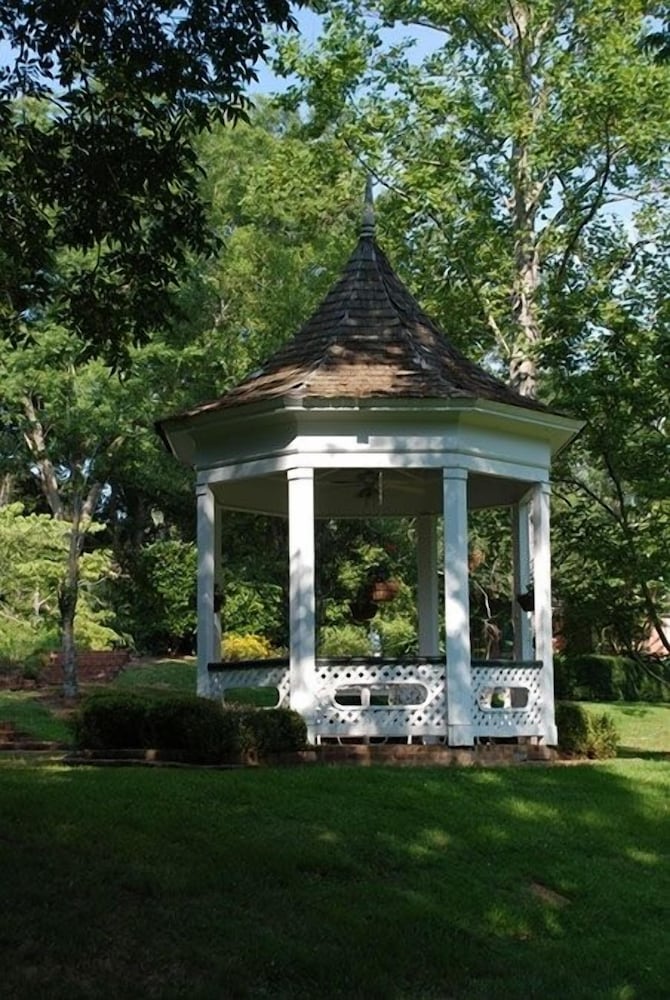 Monmouth Historic Inns And Gardens 70/72
