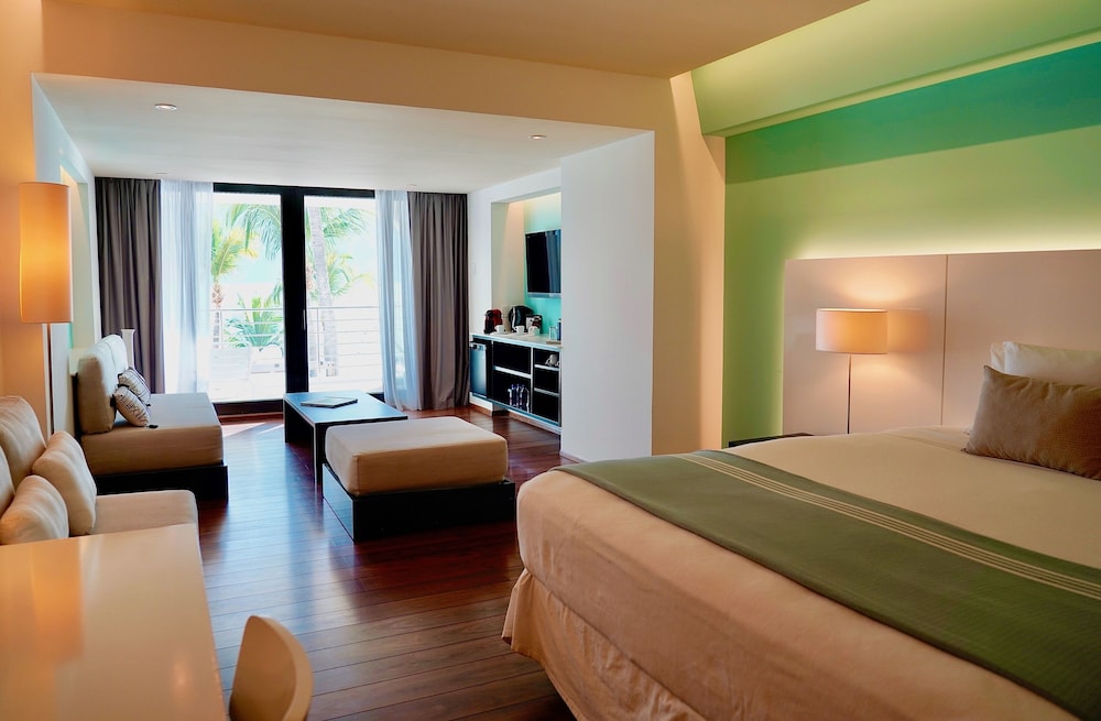 Holland House Beach Hotel 12/45
