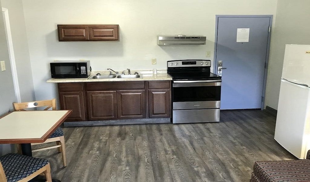 Palace Inn & Suites - Newport News/Jefferson Ave 10/13
