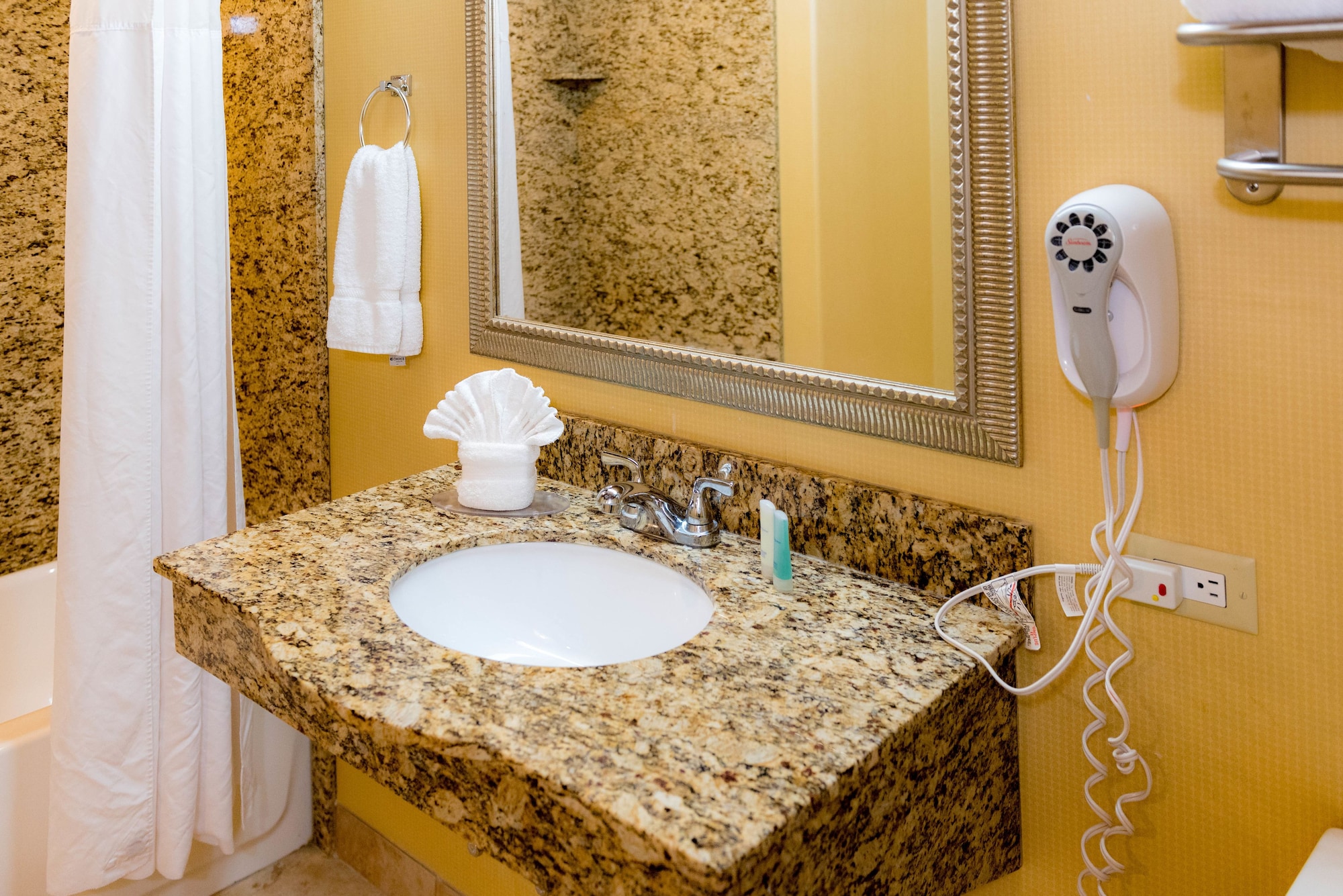 Standard, King Bed, Clarion Inn Elmhurst - Oak Brook near I-88, I-290, I-294 6/6