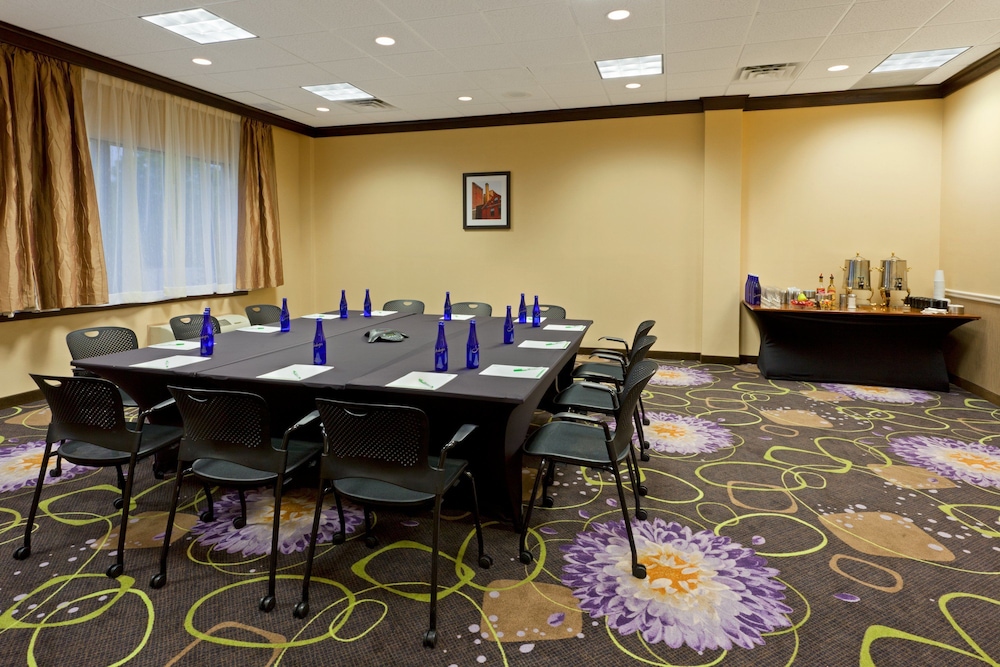 Holiday Inn Clark Newark Area Formerly Crowne Plaza Clark 41/54