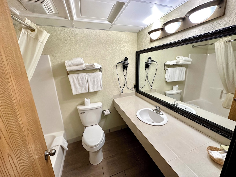 Mackinaw Beach & Bay Inn & Suites 50/51