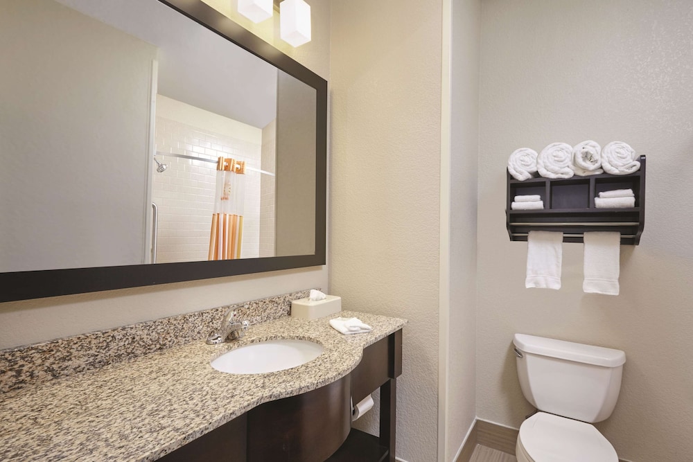 La Quinta Inn & Suites by Wyndham South Bend 53/57