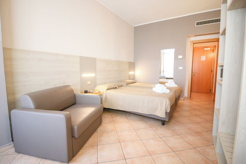 ROOM, TRIPLE