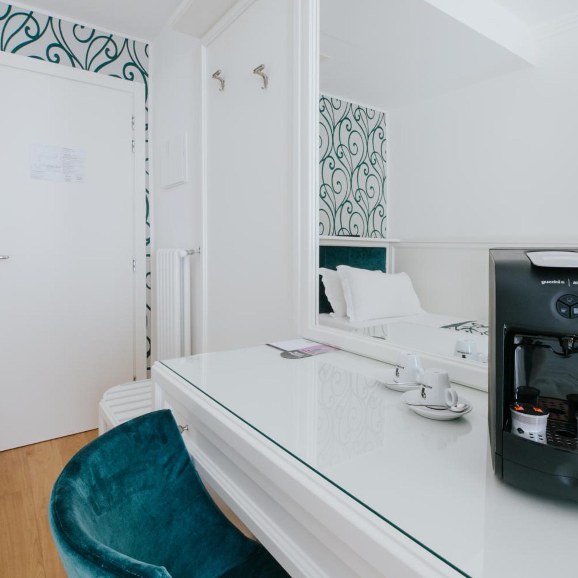 ROOM, TWIN BEDS