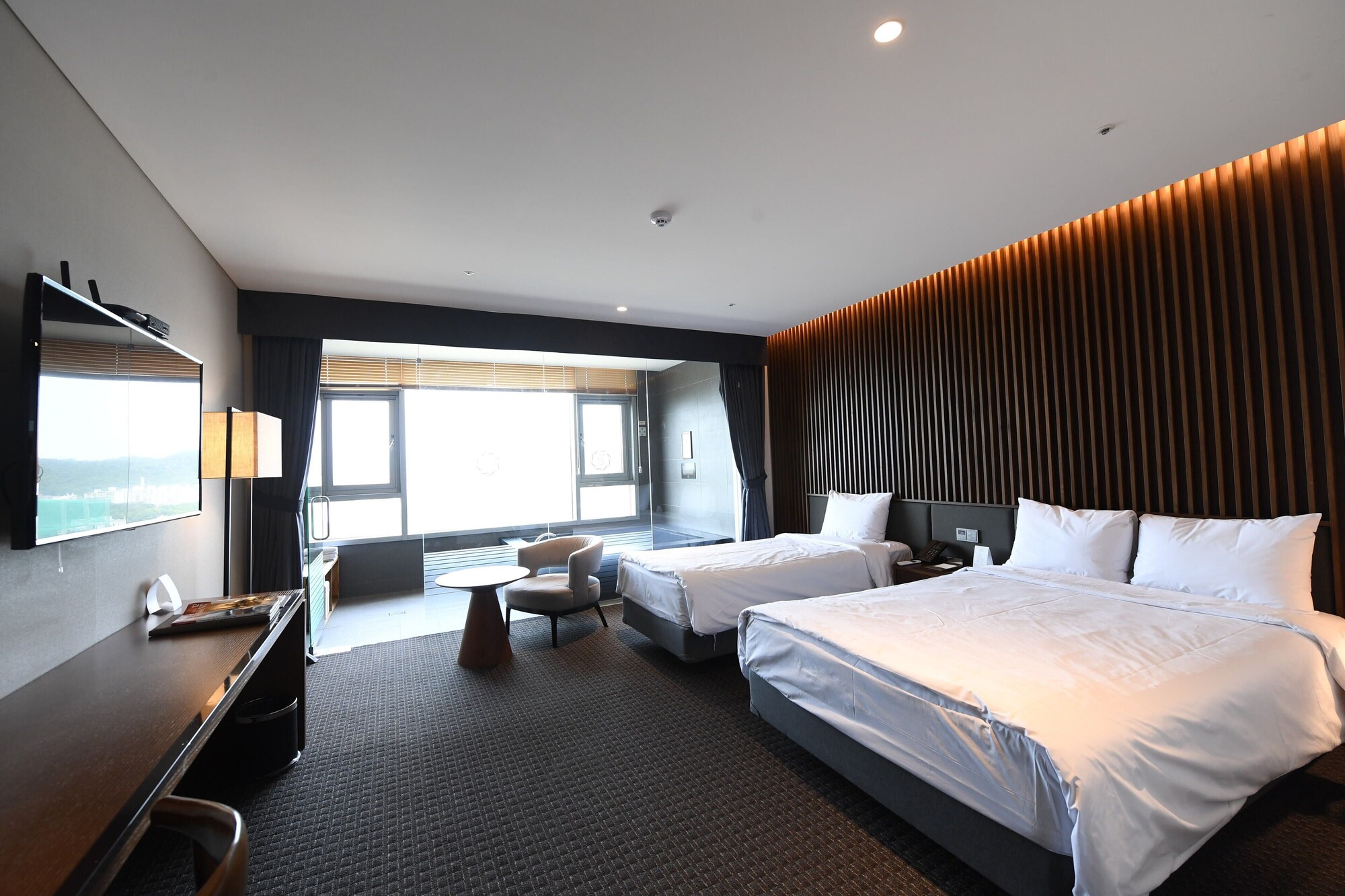 POOL, JUNIOR SUITE, TWIN BEDS, CITY VIEW