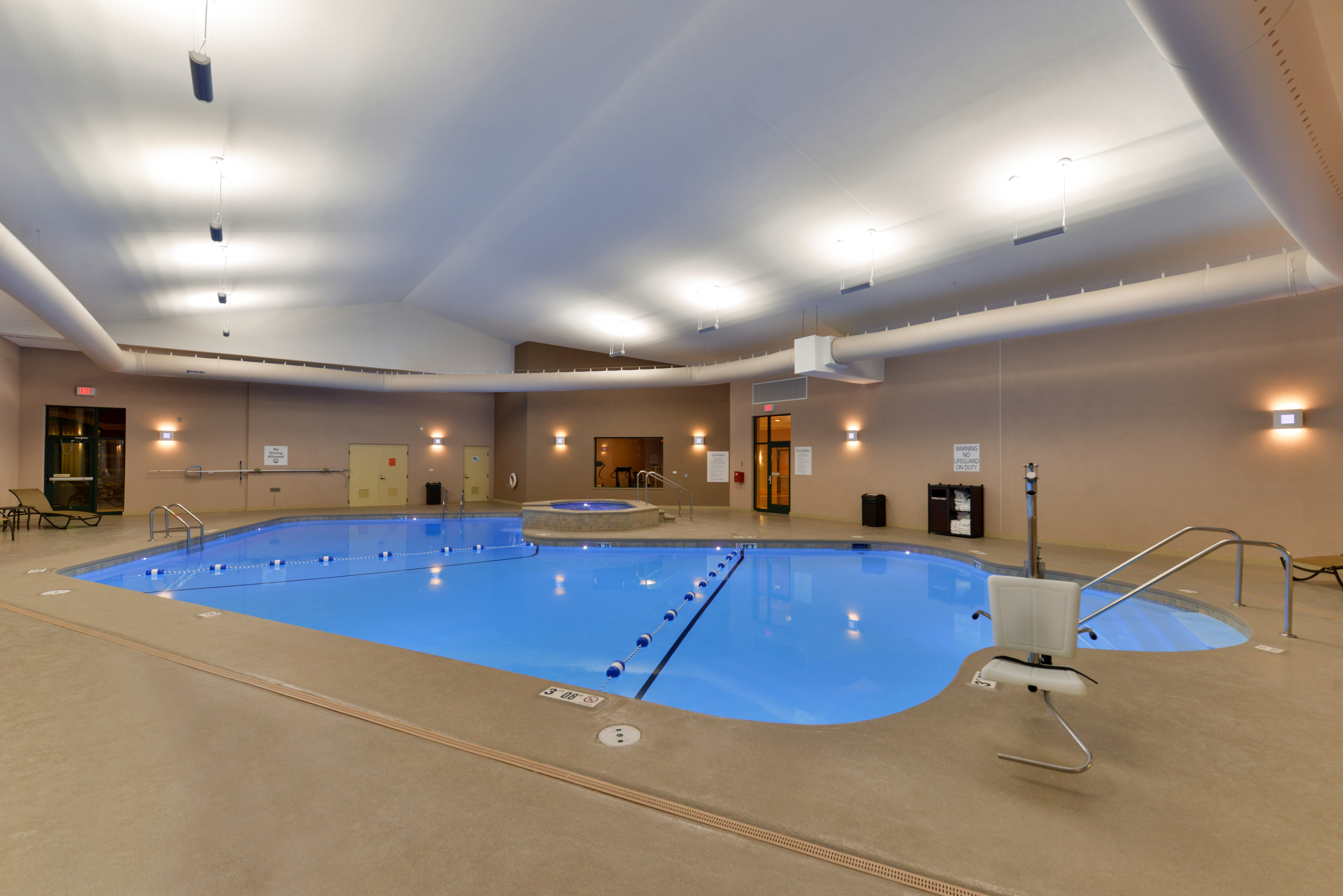 Holiday Inn Express Breezewood 39/67