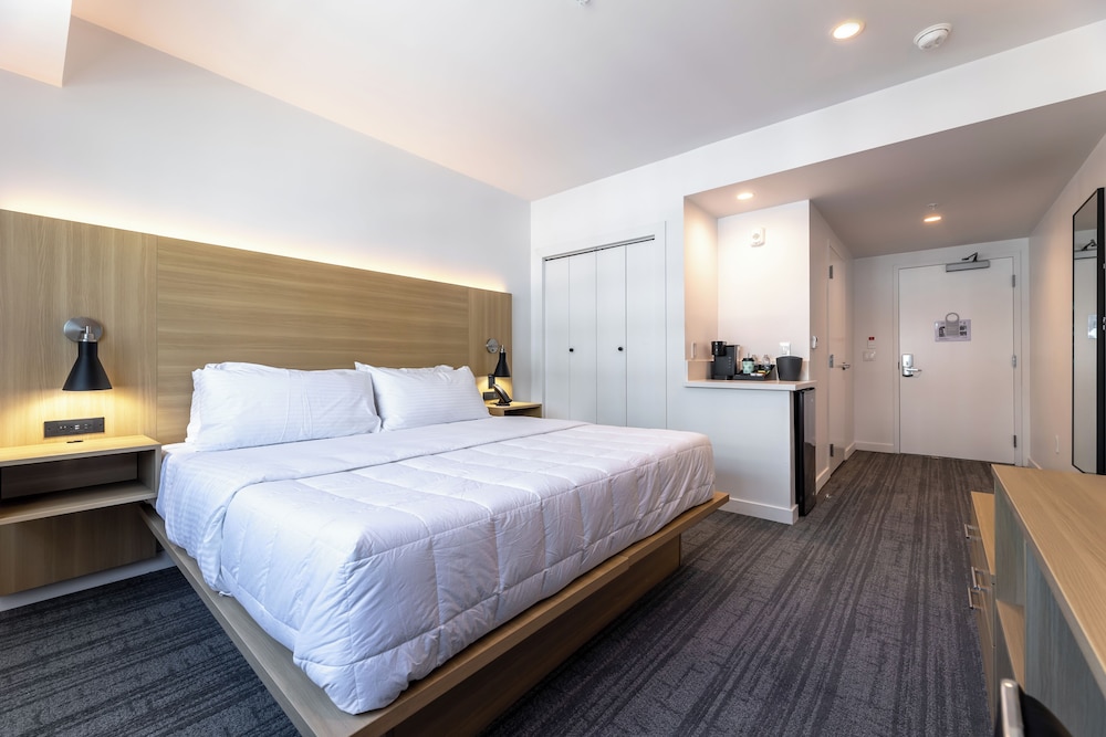 ROOM, KING BED