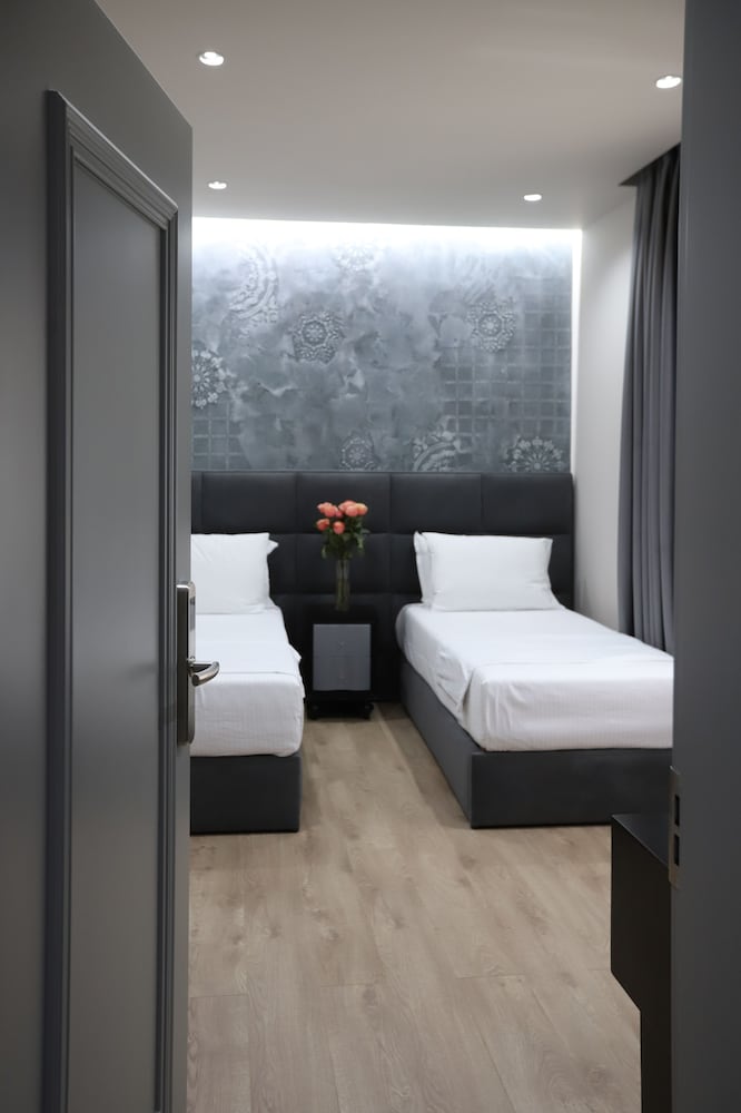 DELUXE, TWIN BEDS