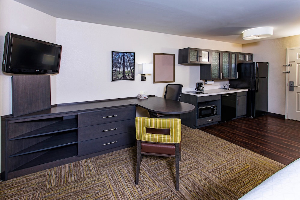 Candlewood Suites Appleton 18/38
