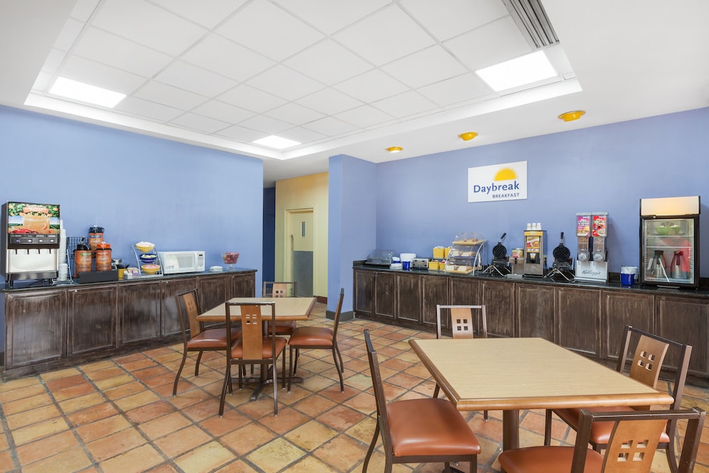 Days Inn By Wyndham Uvalde 10/16