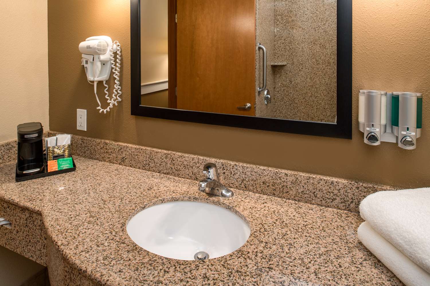 شقة بسرير كينج مع أريكة بمطبخ