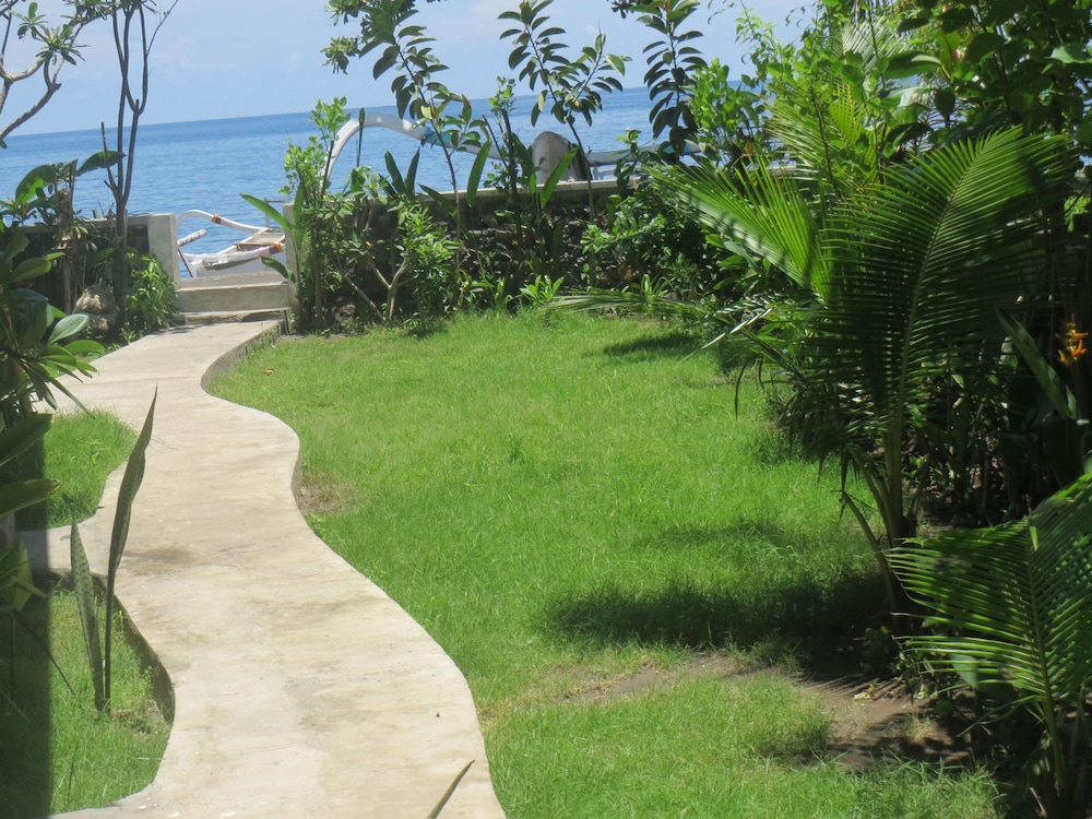 Amed Sari Beach Guesthouse 45/50