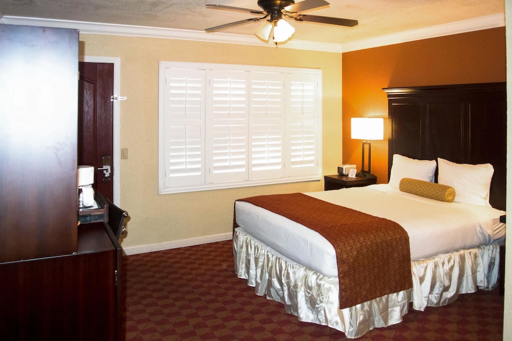 Clarion Collection Hotel Pacific Grove - Monterey 15/30