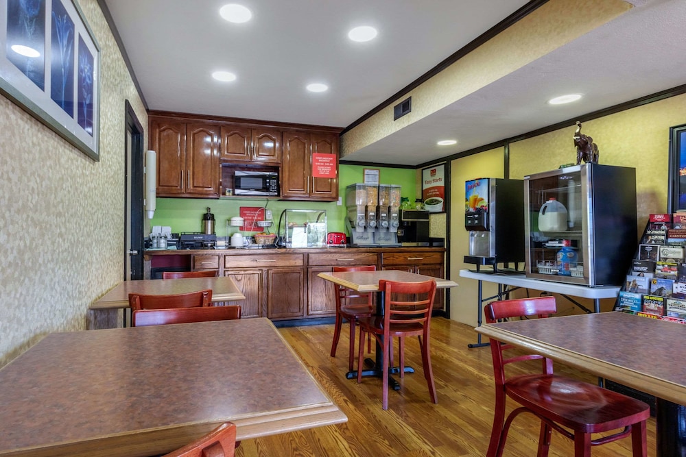 Econo Lodge Nashville TN 33/41