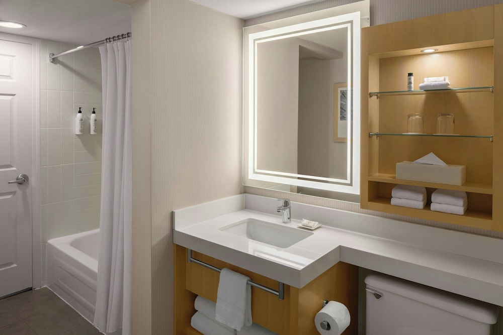 جناح بسرير كينج بشرفة بغرفة نوم واحدة مع أريكة، Delta Whistler Village Suites 5/6