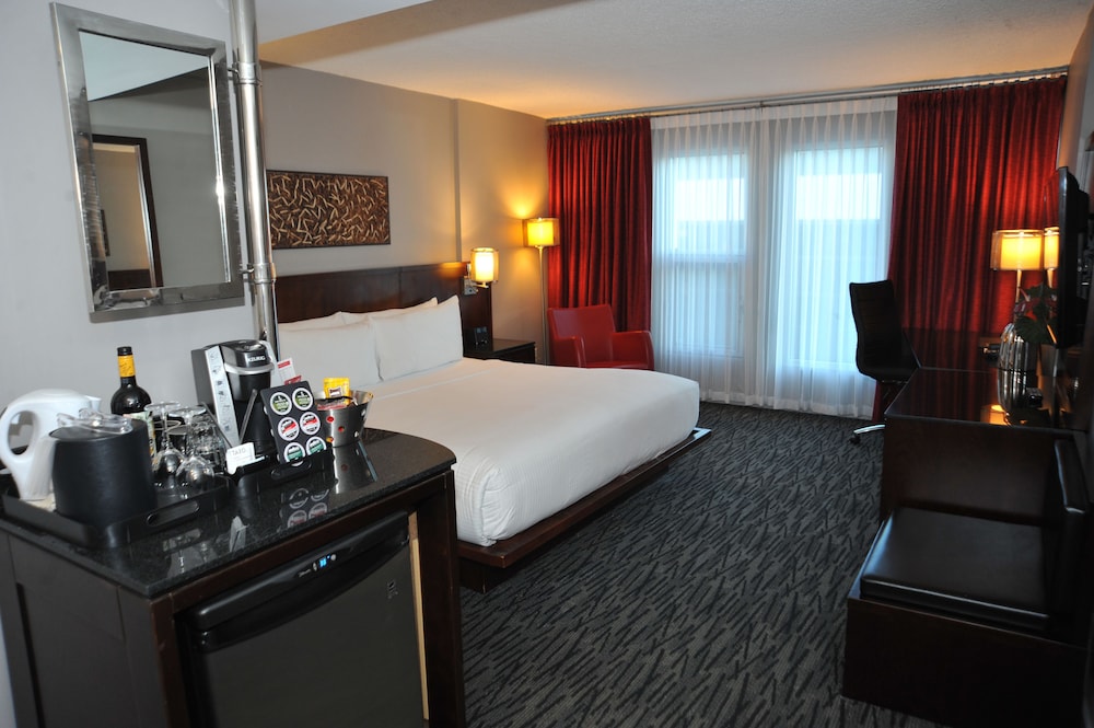 DELUXE, KING BED