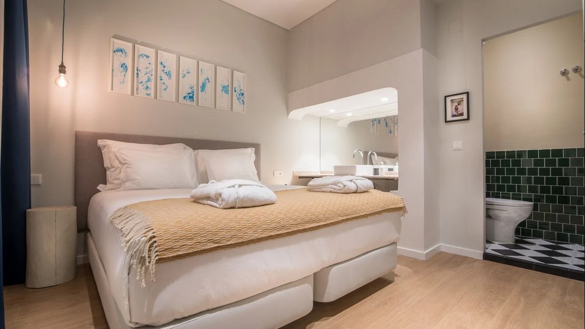 Room, Double or Twin Bed, Interior View, Small