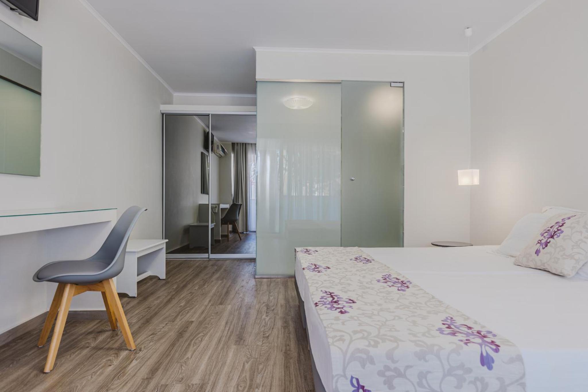 غرفة ديلوكس بسرير مزدوج بشرفة، Sunrise Zante - Adults Only Hotel 5/10