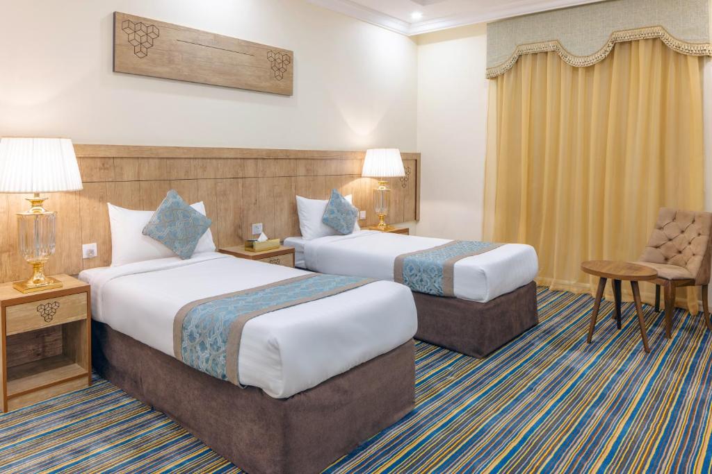 TWIN ROOM