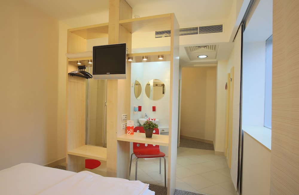 Hello Hotel 32/39