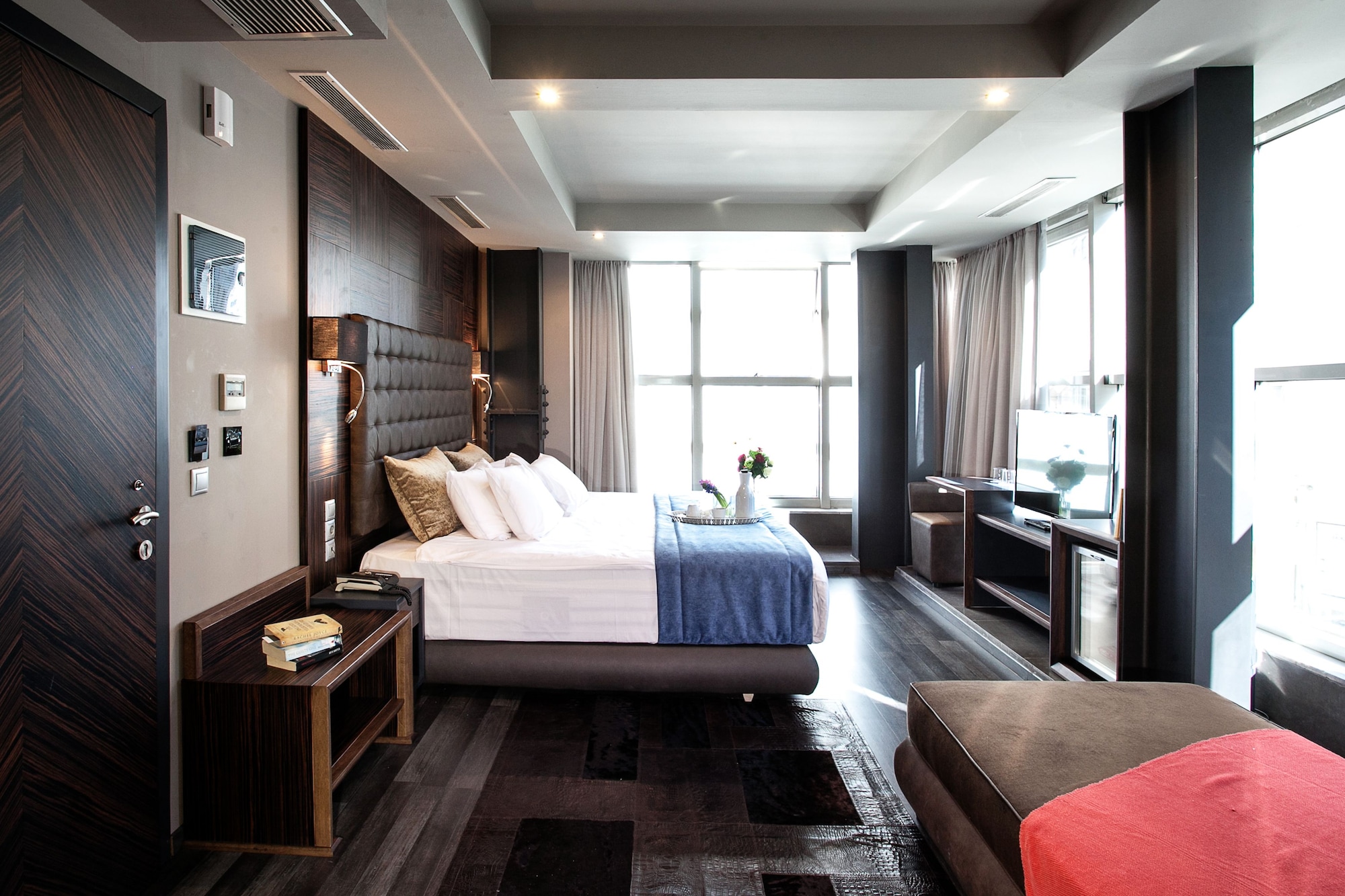 EMERALD, SUITE, KING BED, CITY VIEW, SOFA, JETTED TUB