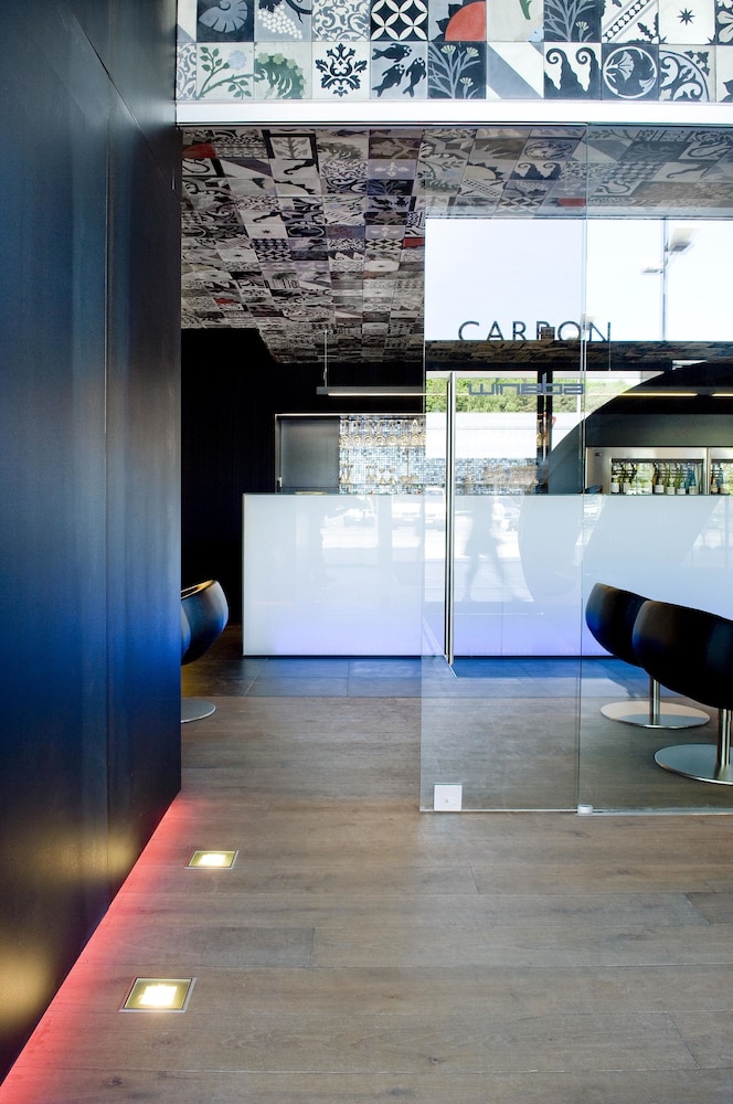 Carbon Hotel 34/61