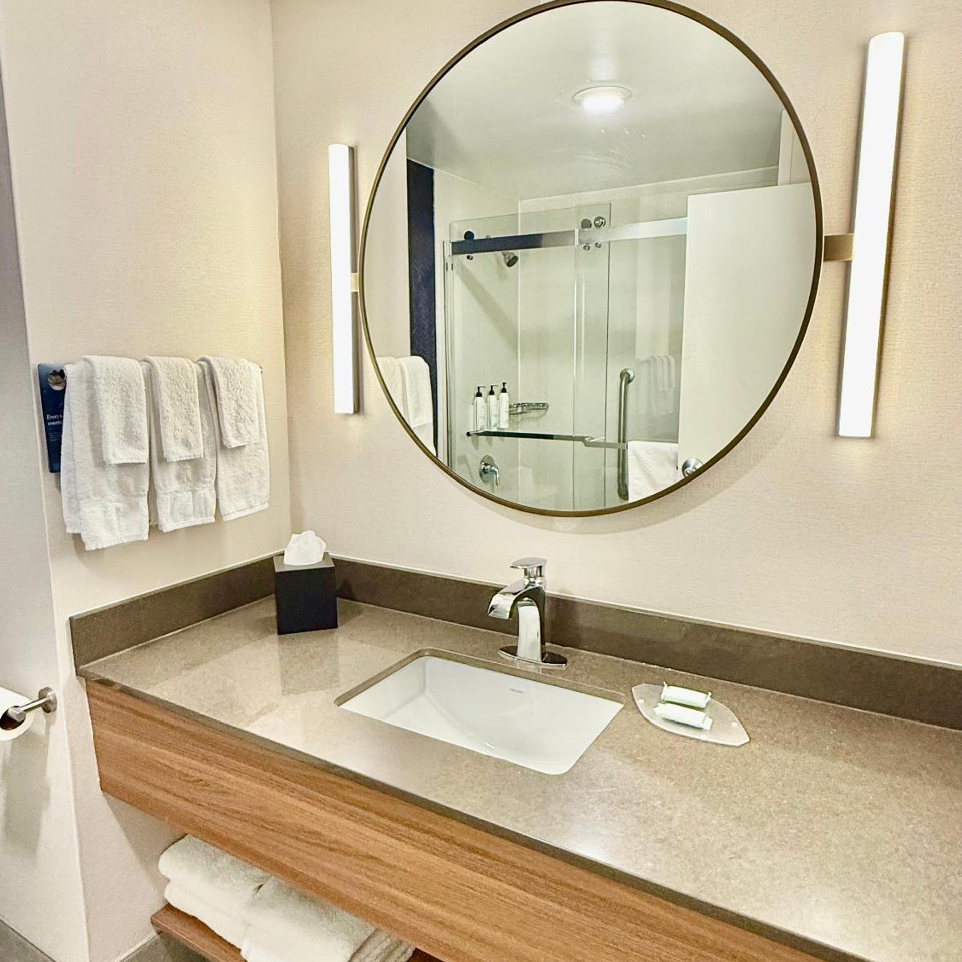 غرفة بسرير كينج بحوض استحمام لذوي الإعاقة، Fairfield Inn And Suites Knoxville East 2/2
