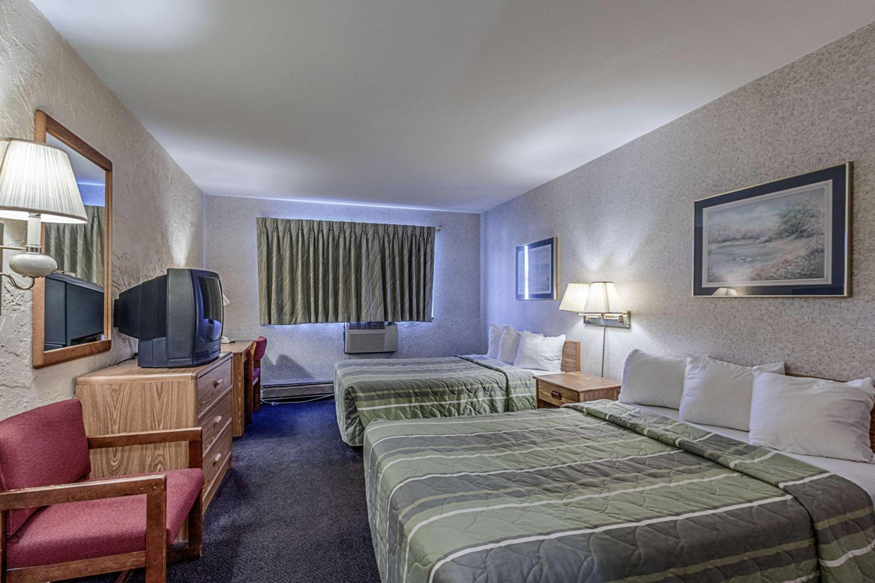 Room, Quadruple, Days Inn by Wyndham La Crosse 2/10